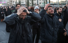 Tahran'daki Enghelab Meydanı'nda insanlar yas tutuyor [Majid Asgaripour/Batı Asya Haber Ajansı aracılığıyla Reuters]