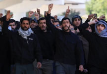 İran'ın dini lideri Ayetullah Ali Hamaney'in öldürülmesinin ardından protestocular, Irak'ın Bağdat kentindeki Yeşil Bölge girişinin yakınında gösteri düzenledi, 1 Mart 2026 [Thaier Al-Sudani/Reuters]