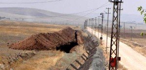 suriye_sinirina_hendek_kaziliyor13778958550_h1068210-300x144.jpg