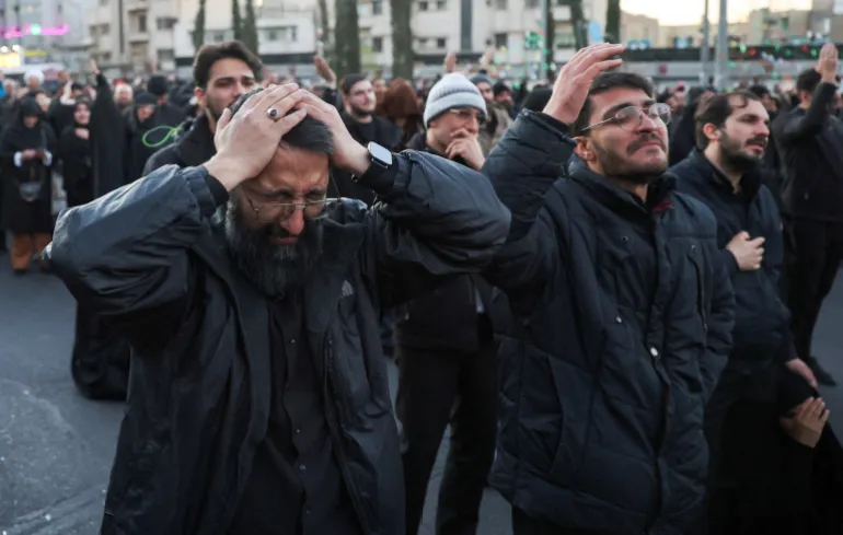 Tahran'daki Enghelab Meydanı'nda insanlar yas tutuyor [Majid Asgaripour/Batı Asya Haber Ajansı aracılığıyla Reuters]